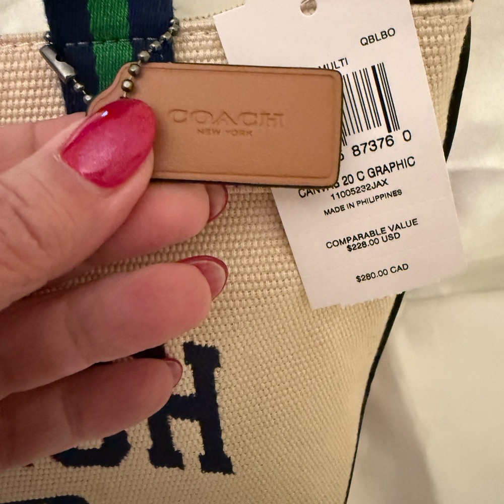 💙 Coach NWT Tan Canvas Tote Bag 20 With Coach Graphic and Wide Crossbody Strap - Picture 9 of 10